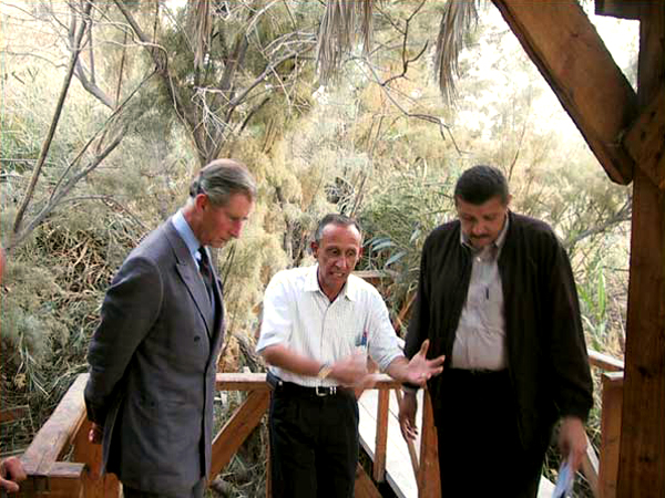 2004 年，時為王儲身分的英王查爾斯三世參訪約旦河外伯大尼。（圖／baptismsite.com）